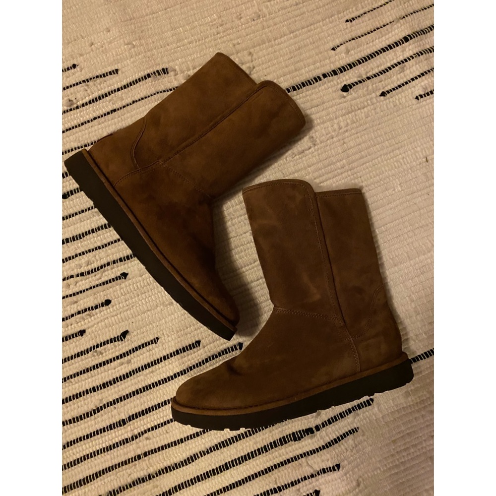 Abree Short II UGG Boots in Bruno color way